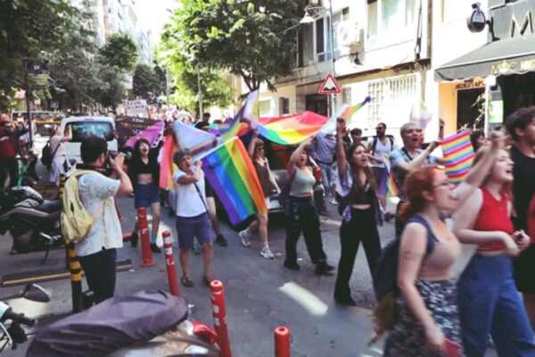 LGBT Grupları Taksim’de Yürüyüş İçin Toplandı 
