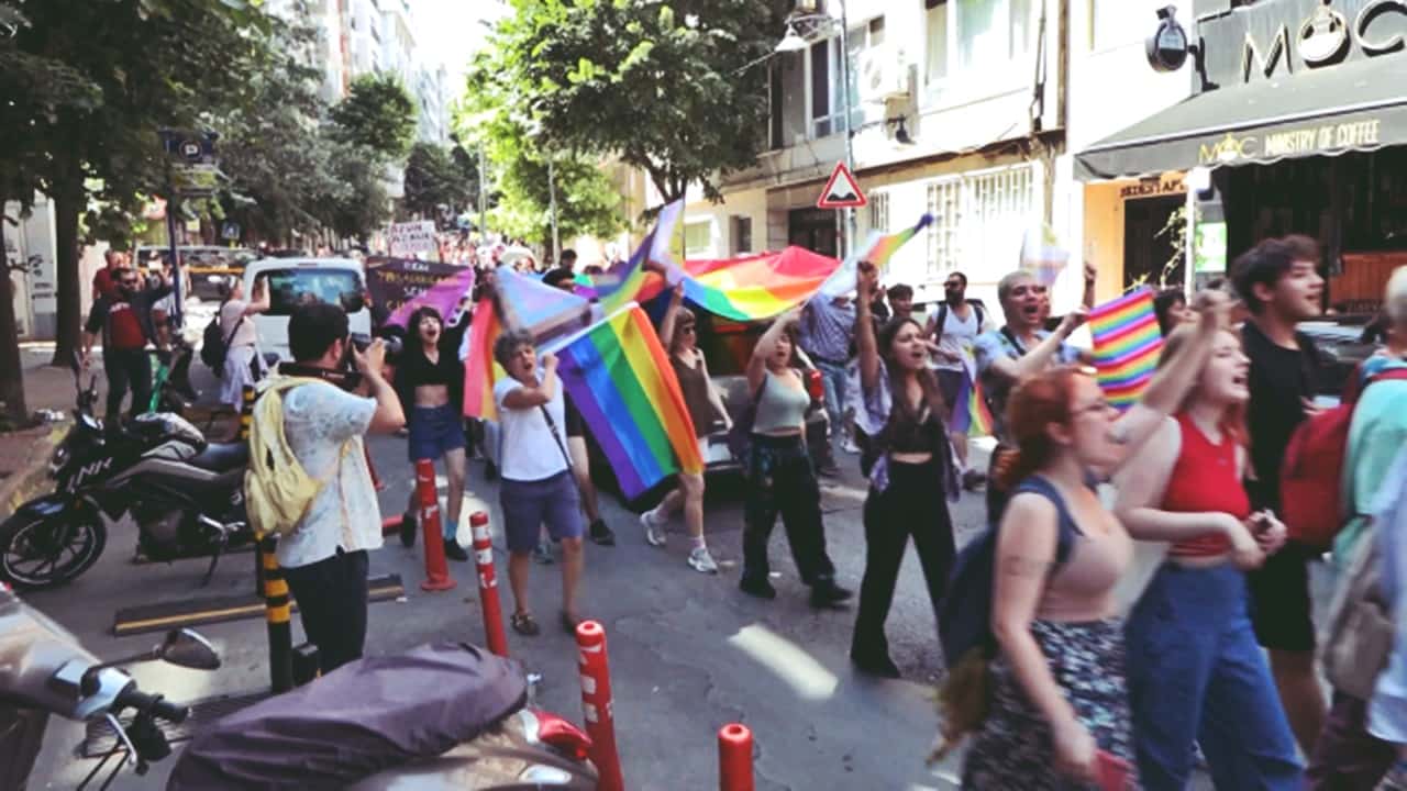 LGBT Grupları Taksimde Yürüyüş İçin Toplandı