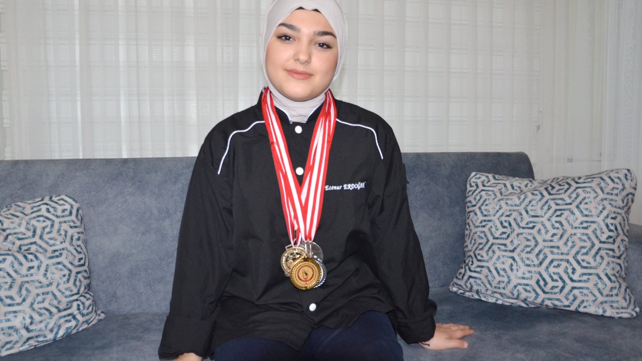 lise Öğrencisi gastroantalyadan İki madalya kazandı