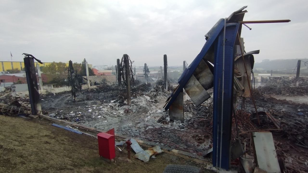 lojistik deposunda Çıkan yangında soğutma Çalışmaları bitti