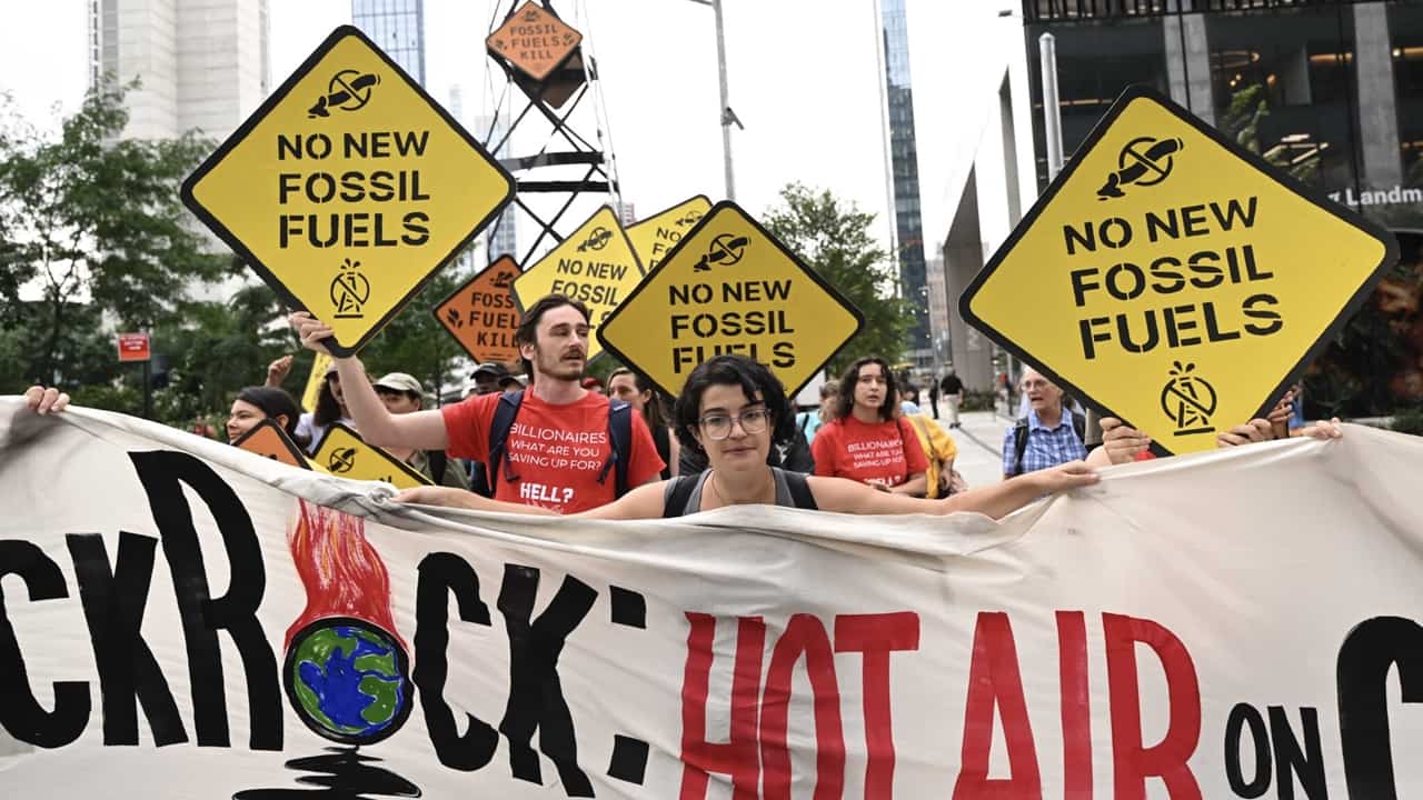 Londra’da İklim Savunucuları Fosil Yakıtlara Karşı Eylemde