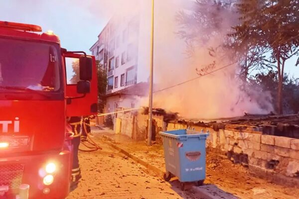 Lüleburgaz’da Metruk Bir Binada Yangın Çıktı