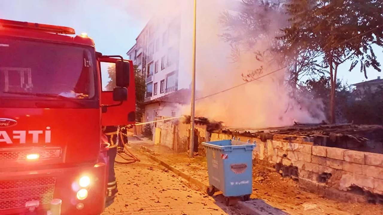 lüleburgazda metruk bir binada yangın Çıktı