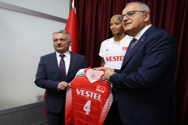 Malatya Melissa Vargas’a Onur Belgesi Verdi