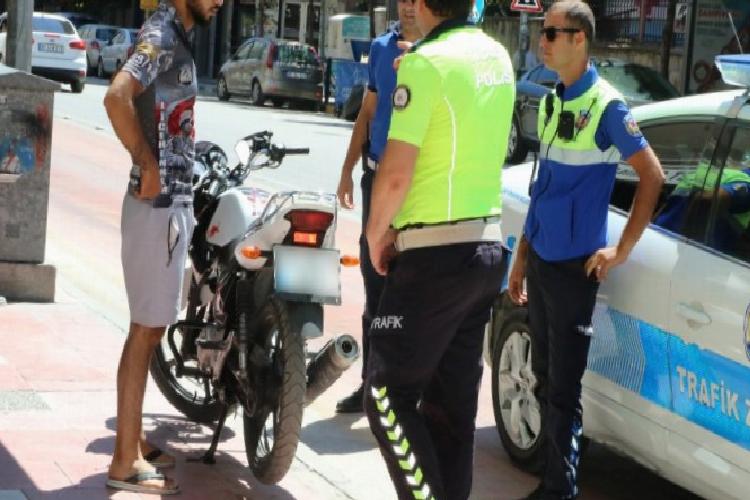 manisada kaldırımlarda motosiklet avı