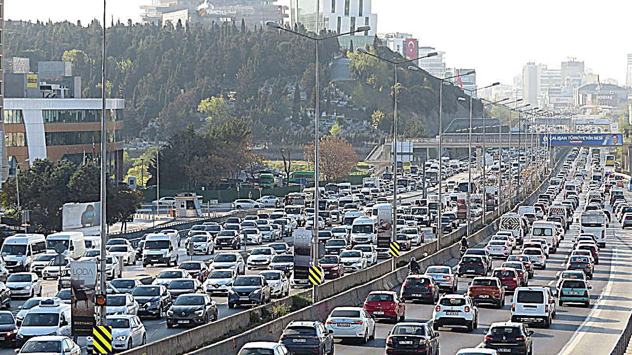 mega kentin İki yakasında yoğun trafik akışı