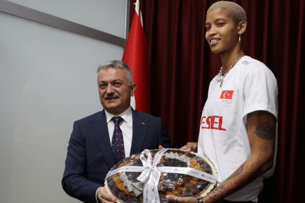 Melissa Vargas’a Malatya’da Onur Belgesi