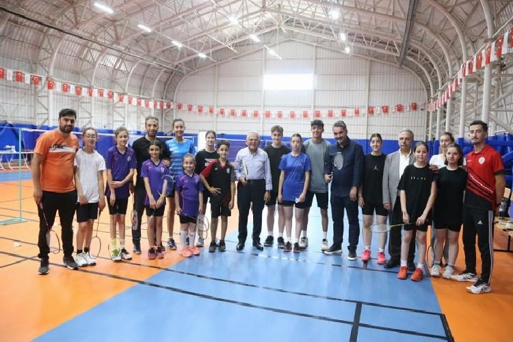 memduh büyükkılıç badmintoncularla buluştu