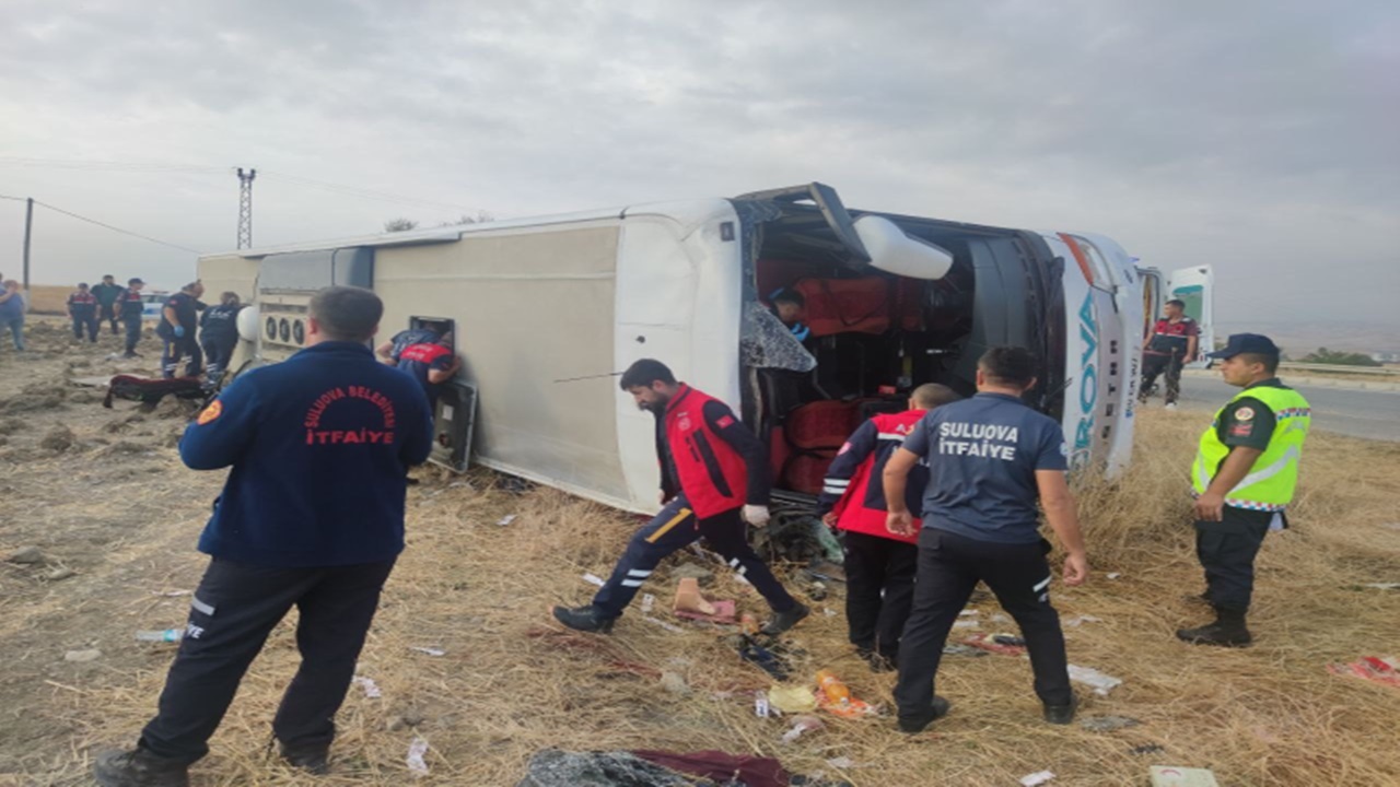 merzifonda korkunç kaza 6 kişi Öldü 35 kişi yaralandı