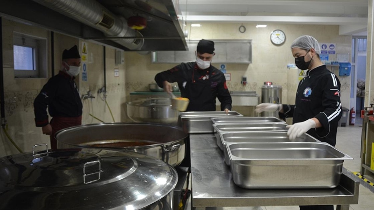 meslek liseliler taşımalı eğitim Öğrencileri İçin yemek pişiriyor