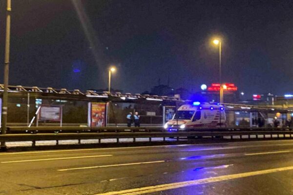 Metrobüs Reklam Panosuna Çarpınca Bir Kişi Yaralandı