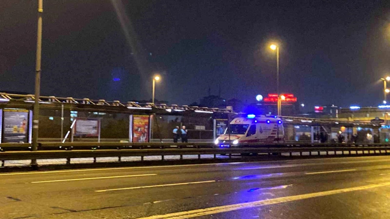 metrobüs reklam panosuna Çarpınca bir kişi yaralandı
