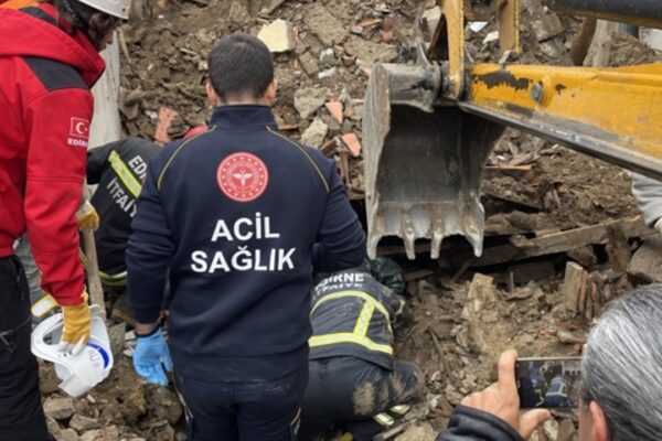 Metruk Binanın Çökmesi Sonucu Enkaz Altında Kalan 2 Kişi Yaralandı