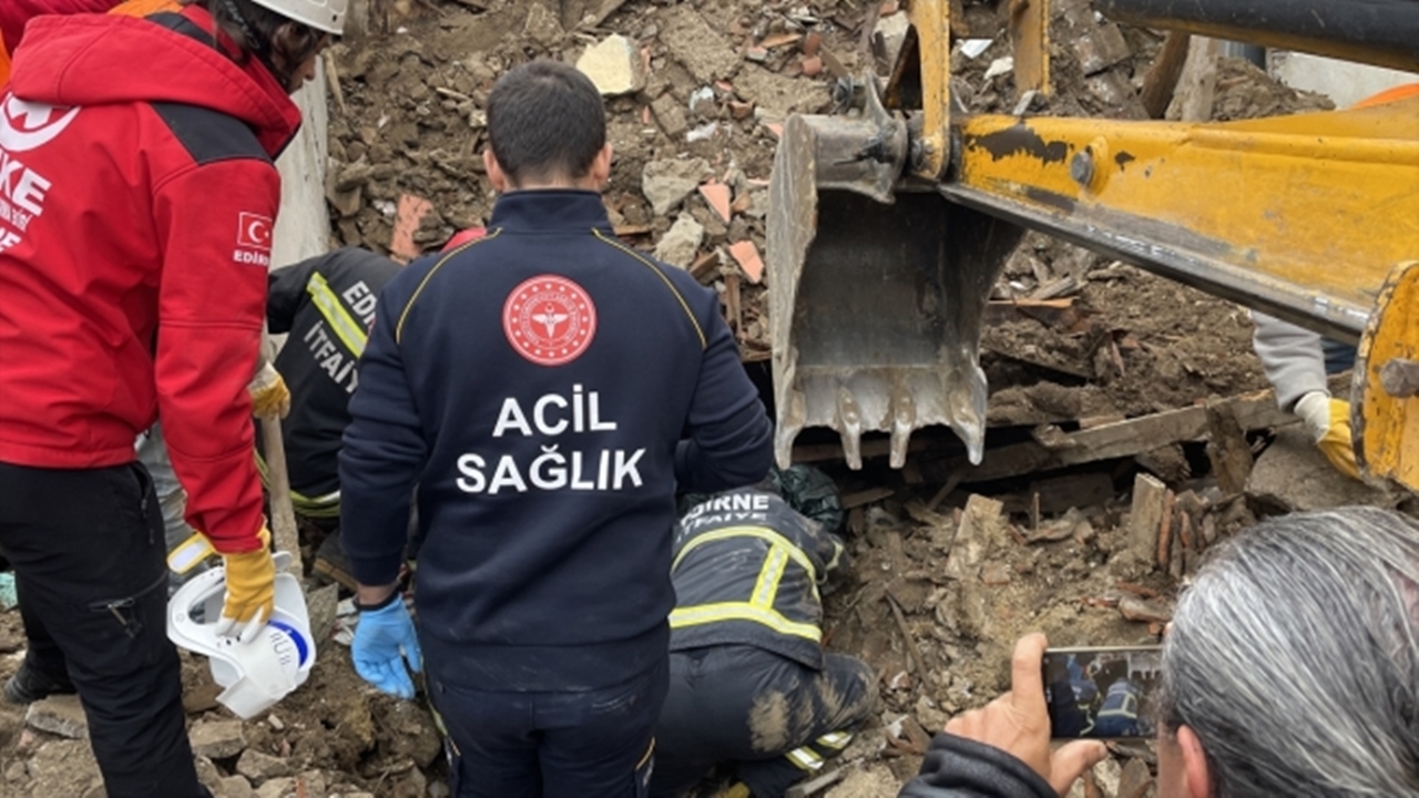 metruk binanın Çökmesi sonucu enkaz altında kalan 2 kişi yaralandı