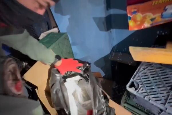 Meyve Kasalarının Altında 15 Kilo Esrar Yakalandı