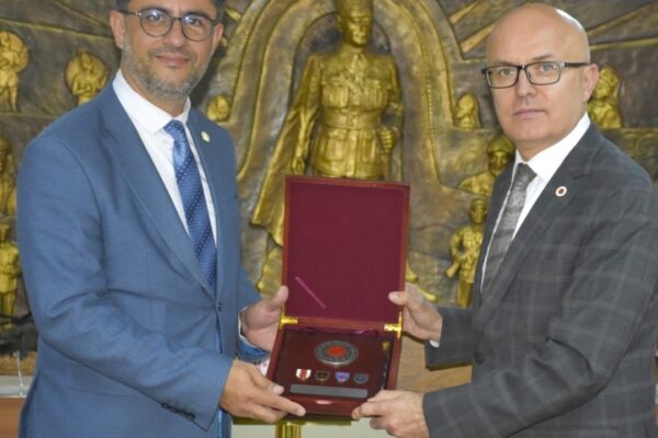Milli Savunma Bakan Yardımcısı Çomü Rektörünü Kabul Etti