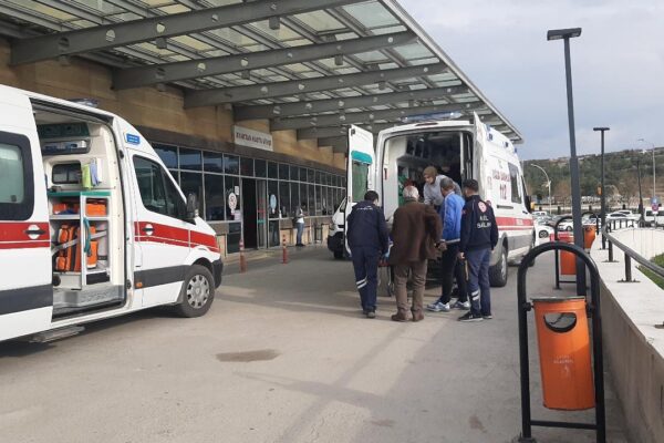 Minibüs Bariyere Çarptı 6 Kişi Yaralandı