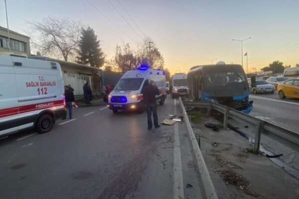 Minibüsü Bariyerlere Çarptı: 15 Yolcu Yaralandı