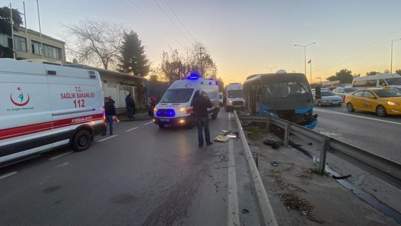 Minibüsü Bariyerlere Çarptı: 15 Yolcu Yaralandı