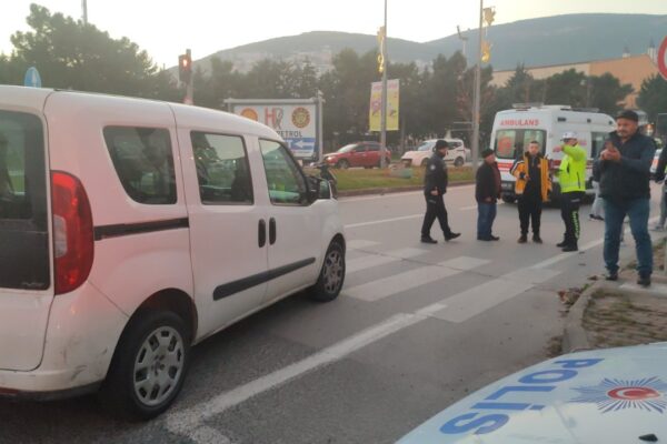 Motosikletle Hafif Ticari Aracın Çarpıştığı Kazada 2 Kişi Yaralandı