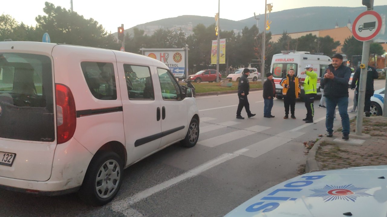 motosikletle hafif ticari aracın Çarpıştığı kazada 2 kişi yaralandı