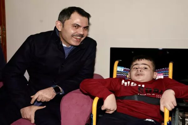 İBB Başkan Adayı Kurum 11 yaşındaki Engelli Furkan Tan’ı Evinde Ziyaret Etti