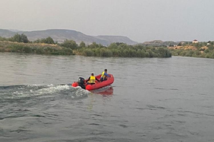 murat nehrinde balık tutarken mahsur kaldılar