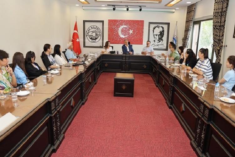 mustafa yalçın kazak öğrencileri ağırladı