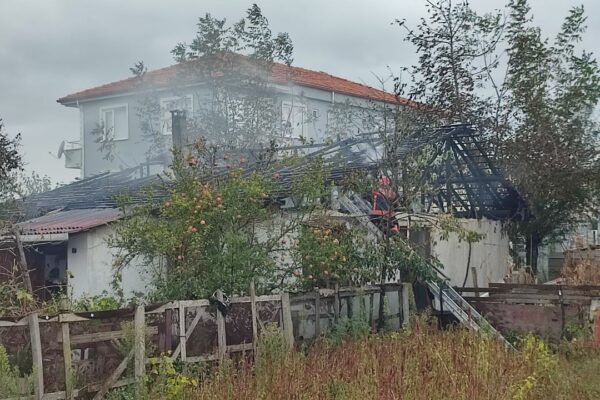Müstakil Evin Çatısı Yangında Kullanılamaz Hale Geldi