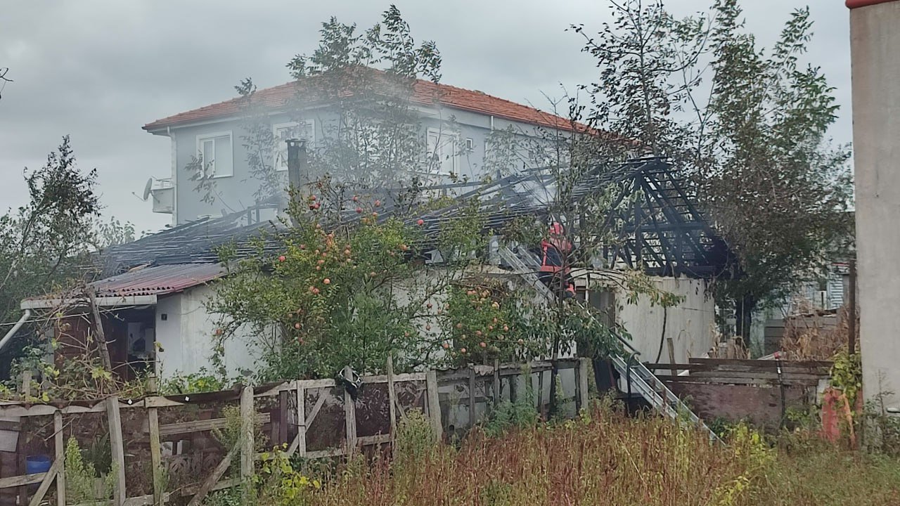 müstakil evin Çatısı yangında kullanılamaz hale geldi