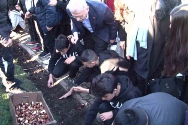 Nakkaştepe Millet Bahçesi’ne Lale Soğanları Ekildi