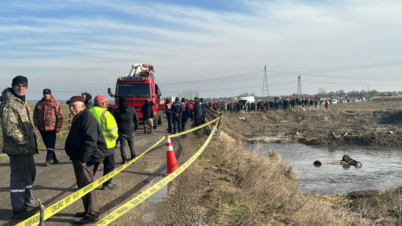 nehre devrilen araçta bir kişinin cansız bedenine ulaşıldı
