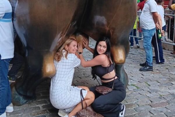 New York’ta turistlerin tacizine uğrayan boğa! Turistler bunu neden yapıyor?