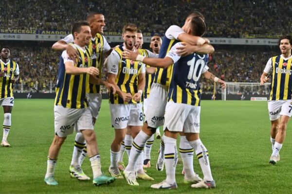 O Devlerin Arasında Fenerbahçe de Var