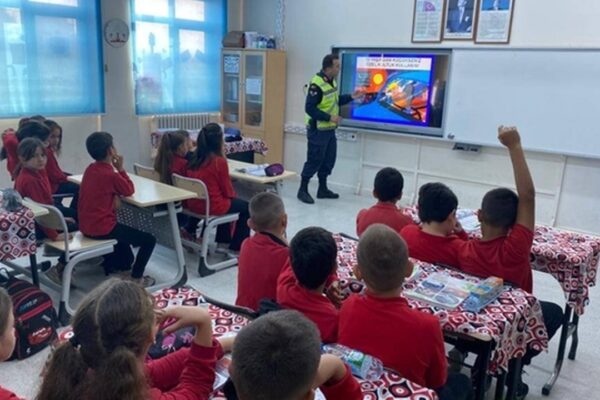 Öğrenciler Jandarmayla Trafik Dersi İşledi