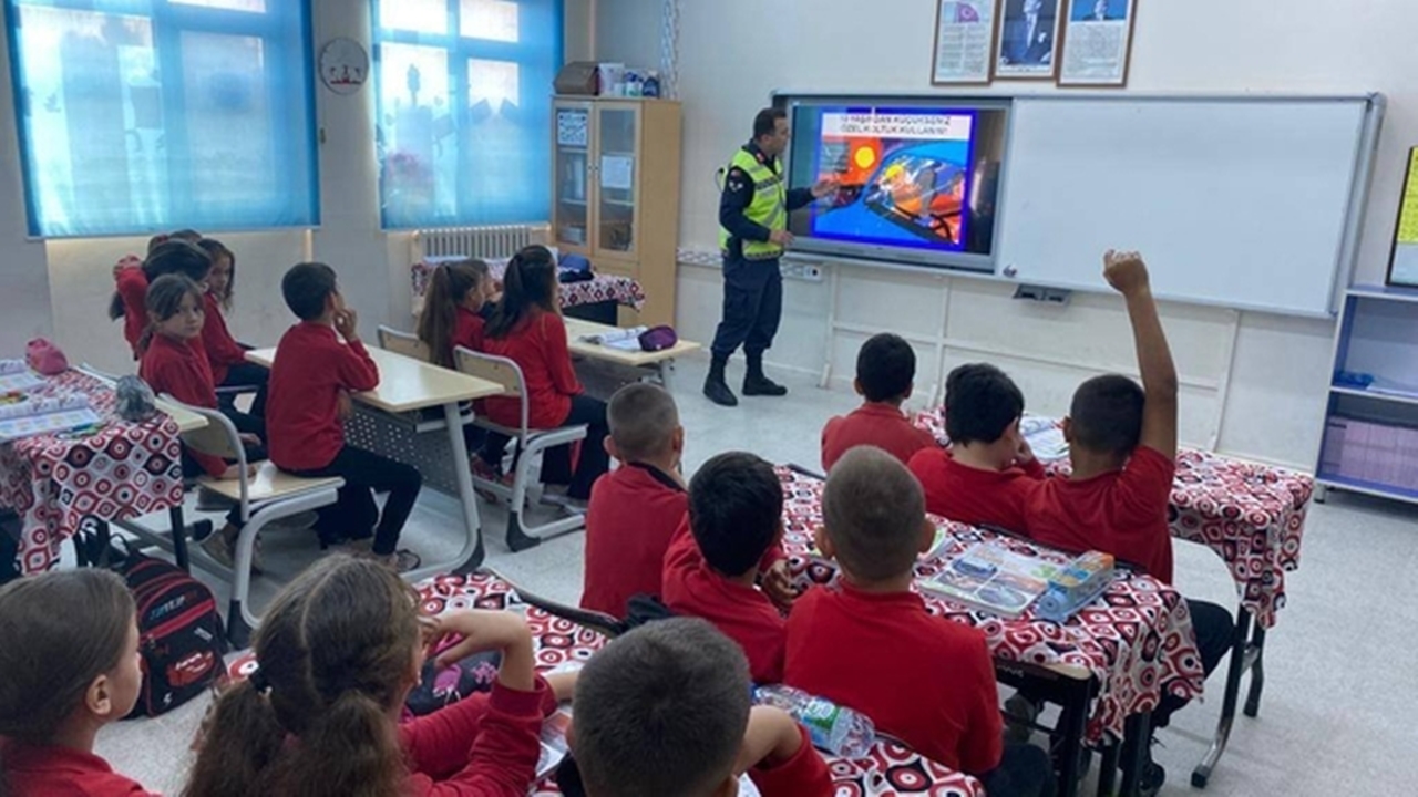 Öğrenciler jandarmayla trafik dersi İşledi