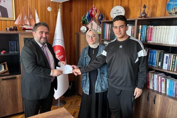Öğrenciler Kermes Gelirini Filistin İçin Bağışladı