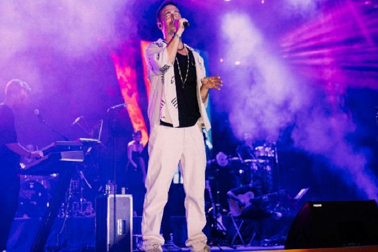oğuzhan koç müziklerini kapodakyada söyledi