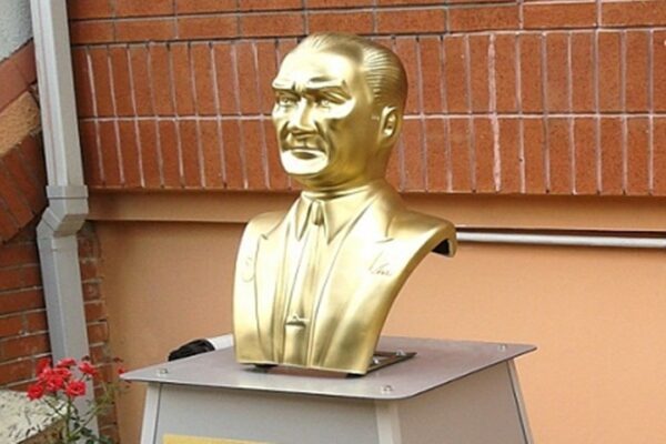 Okulda Atatürk Büstünün Çalındığı İddiası