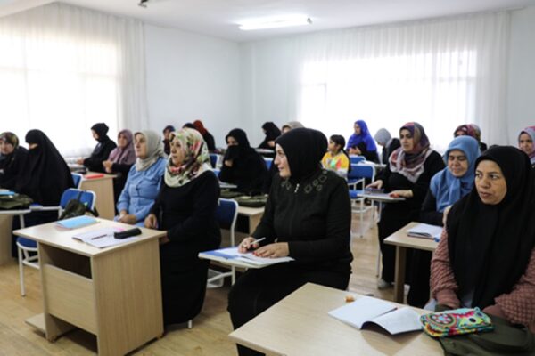 Okuma Yazma Bilmeyen Kadınlar Kurslarda Eğitim Alıyor