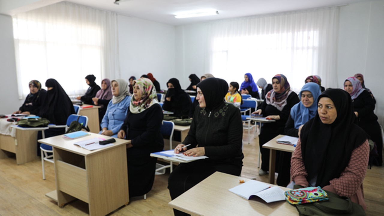 okuma yazma bilmeyen kadınlar kurslarda eğitim alıyor