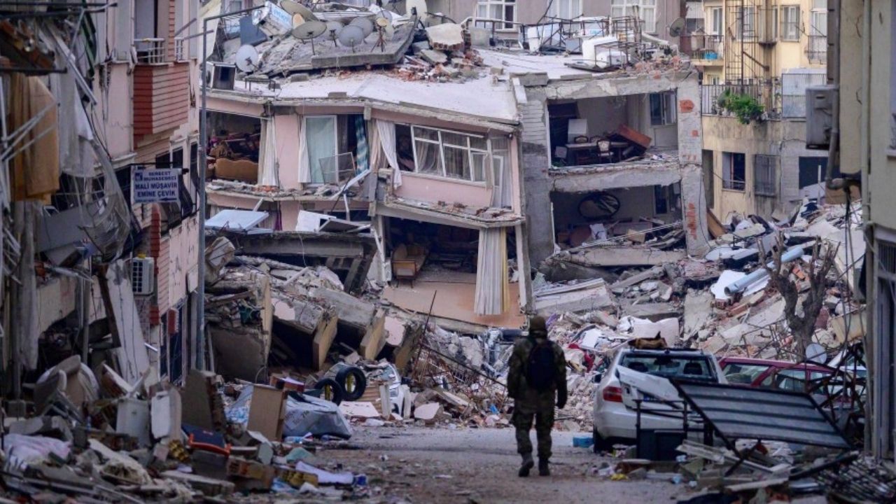 deprem-orta-hasarli.jpg