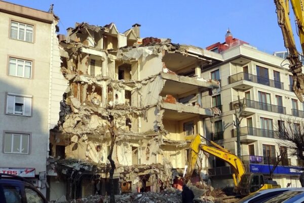 Orta Hasarlı Binalara Ne Olacak? Bakan Özhaseki Açıkladı Binalar Yıkılacak mı?