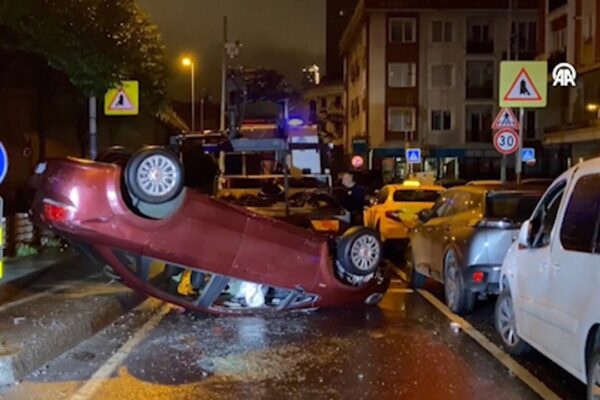Otomobil 3 Araca Çarpıp Devrildi: Sürücüsü Yaralandı