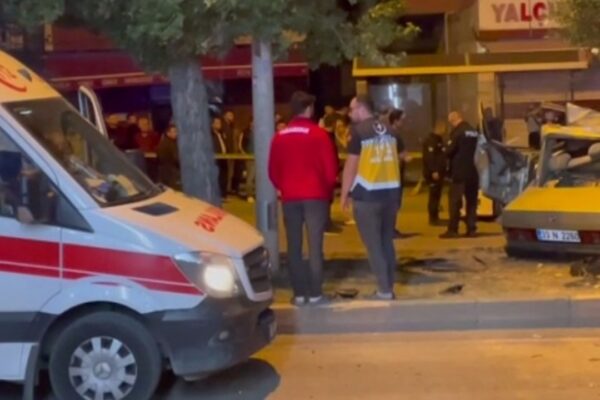 Otomobil Hem Motosiklete Hem Başka Bir Araca Çarptı: 1 Kişi Ağır Yaralandı