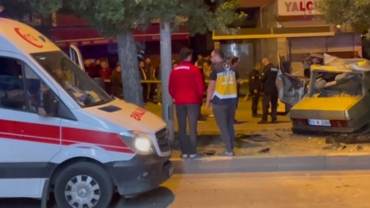 otomobil hem motosiklete hem başka bir araca Çarptı 1 kişi ağır yaralandı