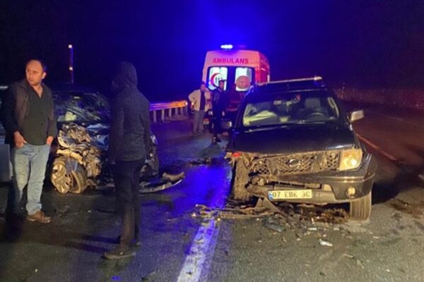 Otomobil İle Kamyonet Çarpıştı: 3 Kişi Öldü