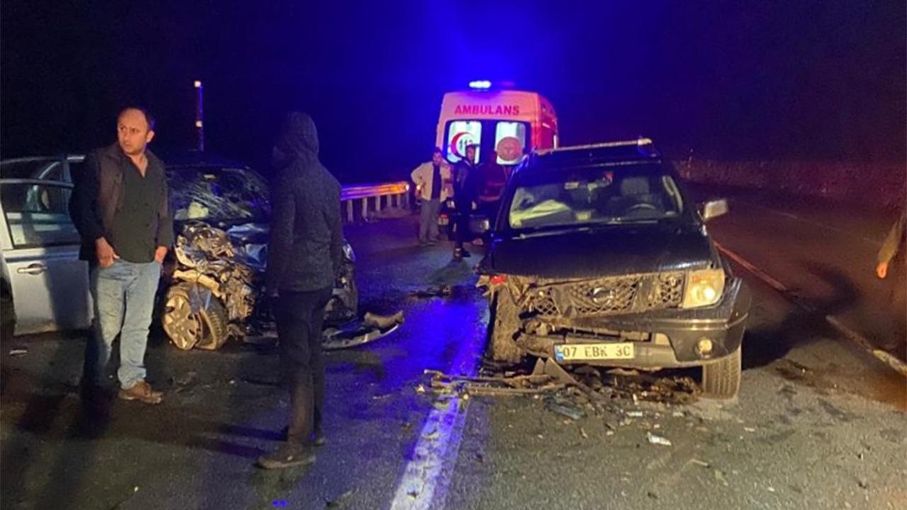 otomobil İle kamyonet Çarpıştı 3 kişi Öldü
