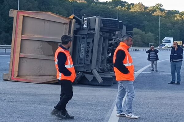 Otomobil İle Kamyonun Çarpıştığı Kazada 2 Kişi Yaralandı
