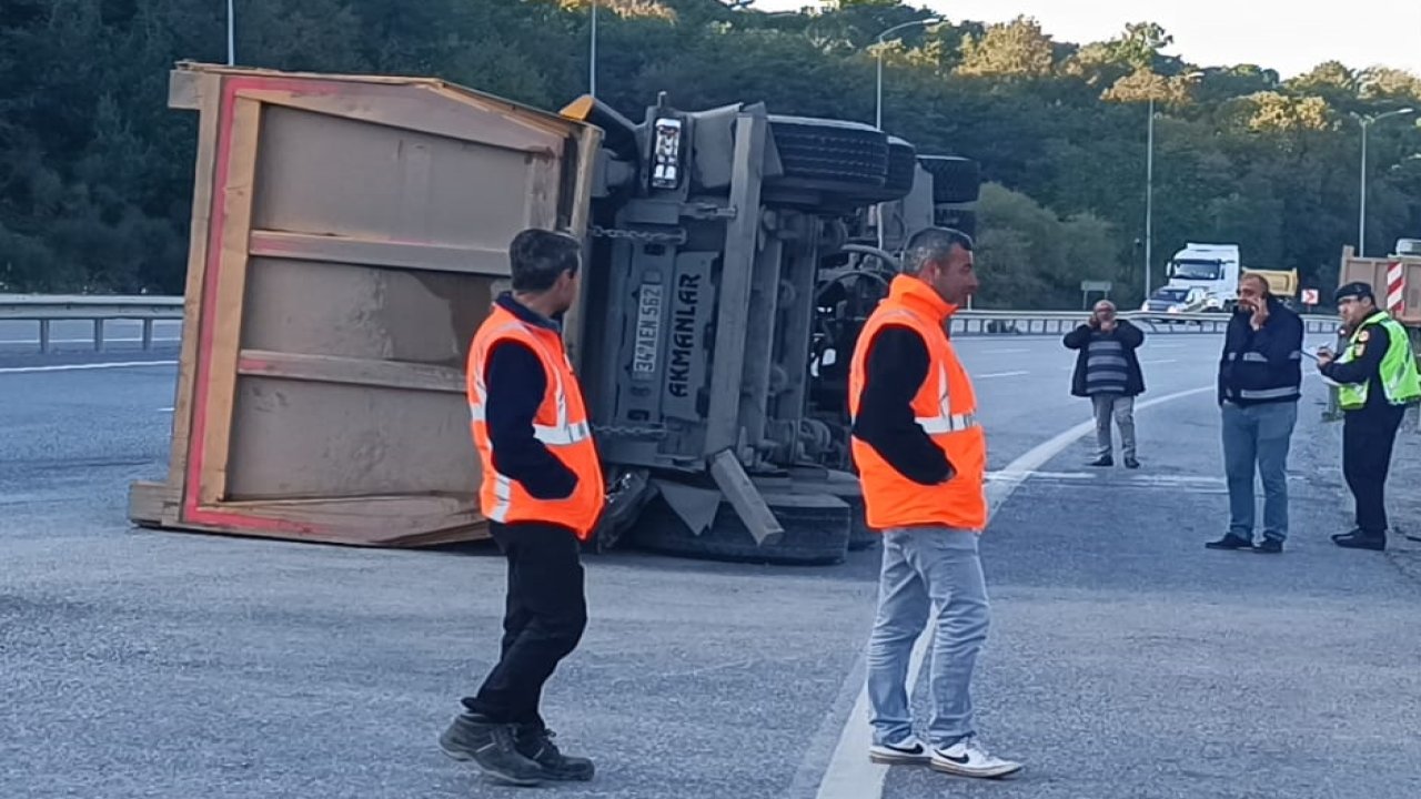otomobil İle kamyonun Çarpıştığı kazada 2 kişi yaralandı